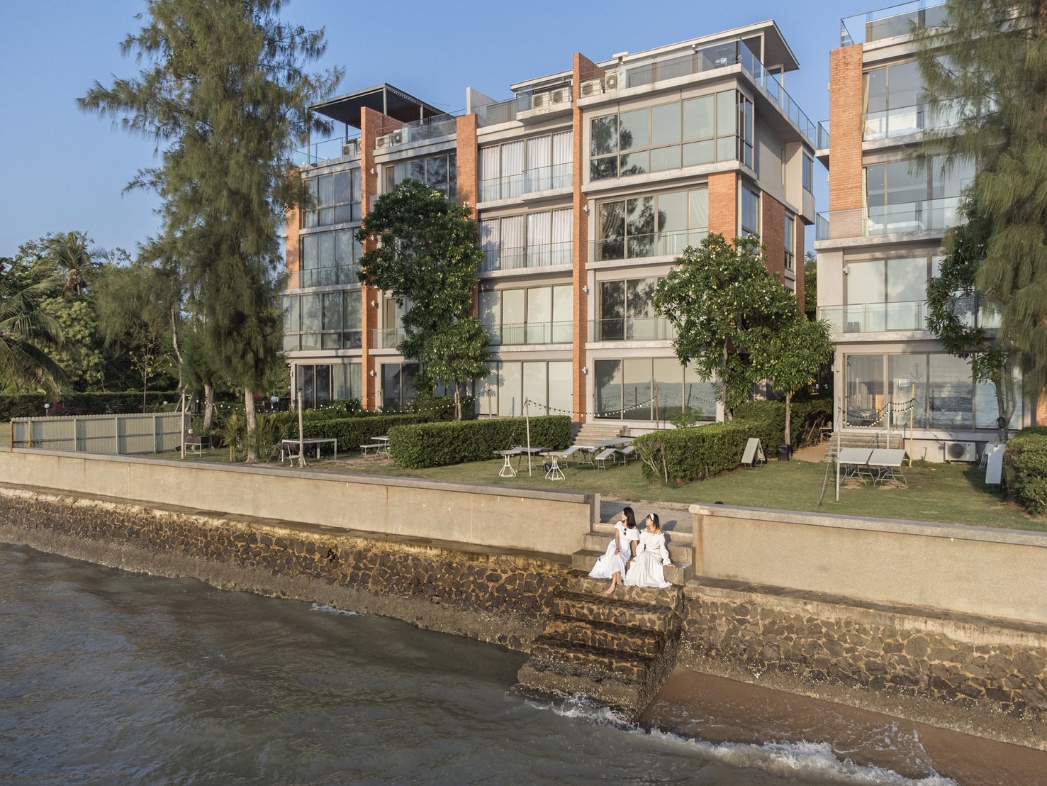 Sandbox beachfront villa พูลวิลล่าพัทยาติดทะเล บ้านพักพัทยา 3-4 ห้องนอน ที่พักพัทยา 10 คน